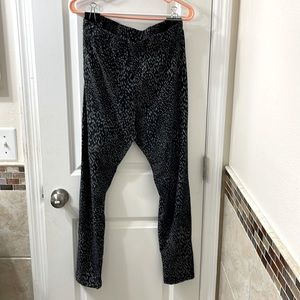 EUC high rise Chances R Leggings. Black with white pattern. Soft. Size XL